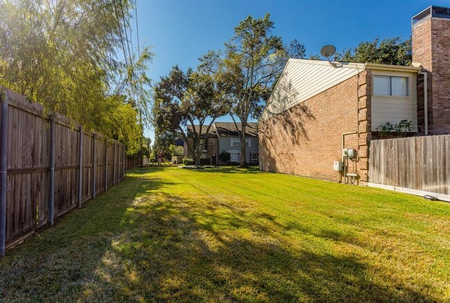 Building Photo - 10318 Briar Forest Dr