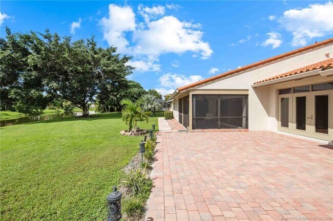 Building Photo - 2385 SW Creekside Dr