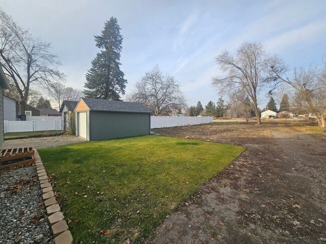 Building Photo - Beautiful Home in the Valley