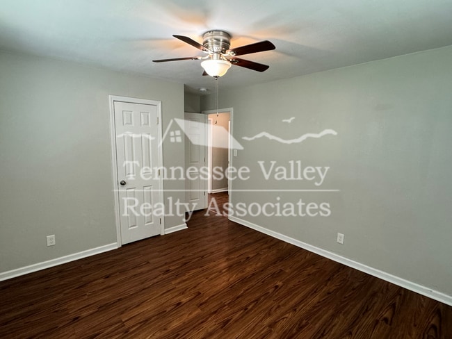 Building Photo - UPDATED 2 BED/1 BATH with carport right ne...