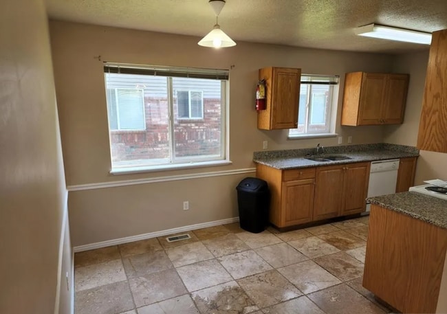 Building Photo - 2 Bed 1 Bath Upper Condo - with Optix inte...