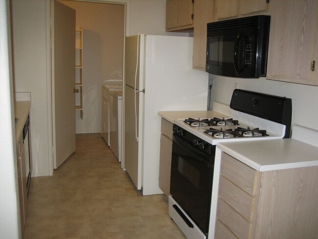 Building Photo - NICE CONDO, 3 BEDROOMS, 2 FULL BATHS, NEW ...