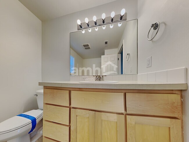 Building Photo - 1410 SE 7th Way