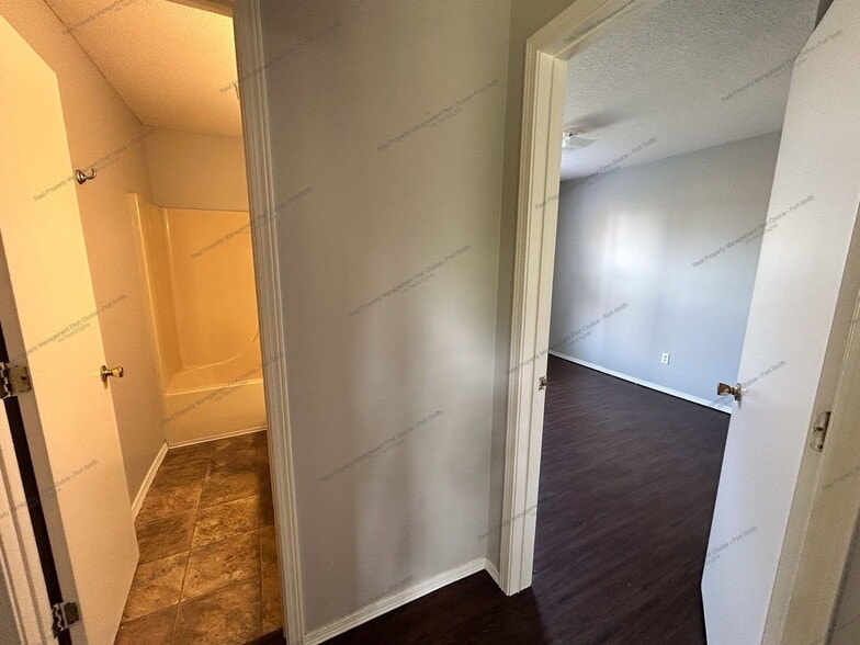 Building Photo - 1911 Whippoorwill Dr