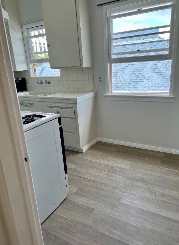 Kitchen Eatery Area - 122 Elm Ave