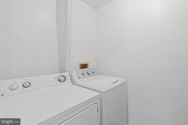 Building Photo - 1310 Sheridan Pl