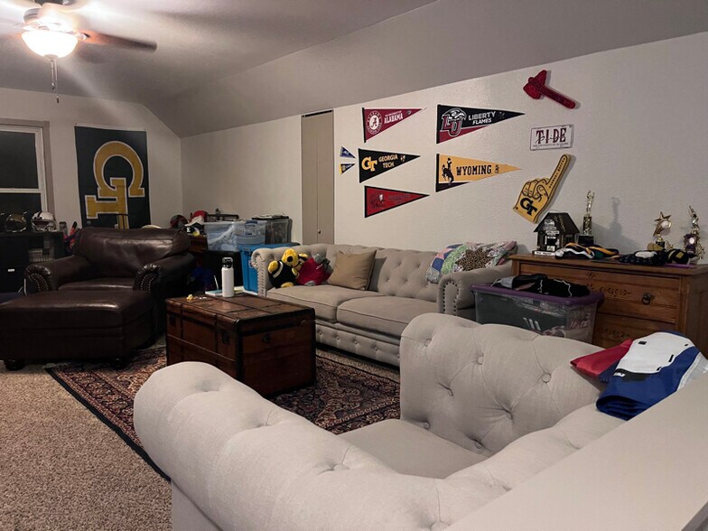 Building Photo - 2109 Dogwood Dr