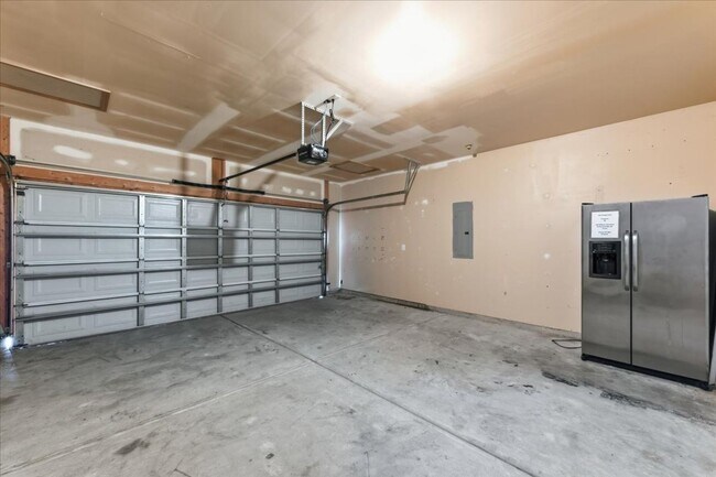 Building Photo - Spacious 5-Bedroom Home in the Live Oak Co...