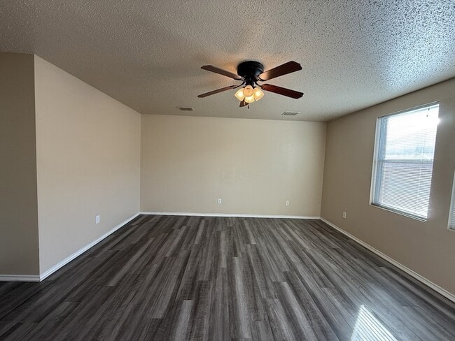 Building Photo - 3625 Clydesdale Dr