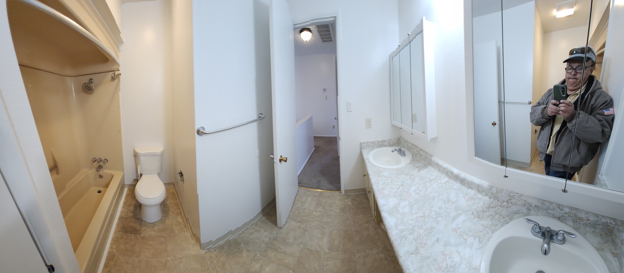 Second floor bathroom - 214 Smithridge Park