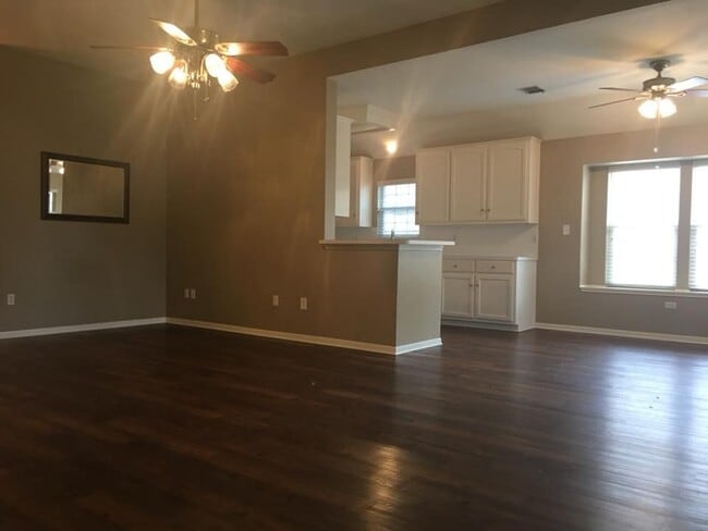 Building Photo - 607 Ashland Creek
