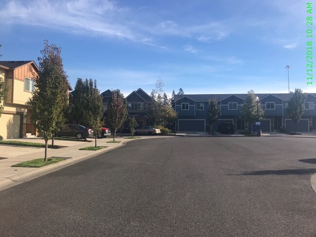 Building Photo - Ask about free rent... Nearly New, wonderf...
