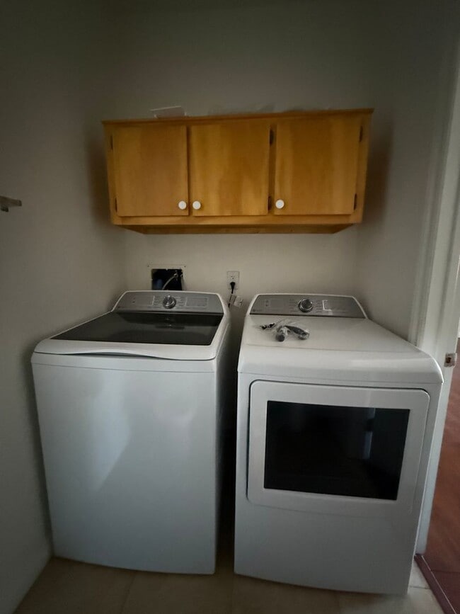 Building Photo - Very large 2 + 2 1/2 townhouse in Northridge