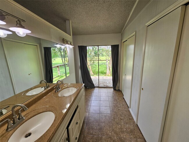 Building Photo - 221 Palm Aire Dr