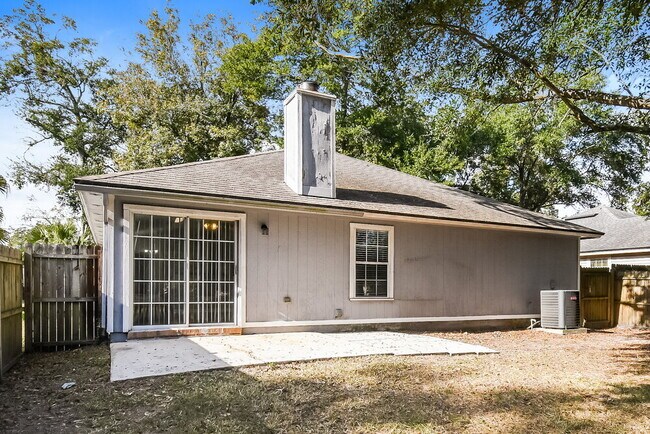 Building Photo - 1659 Spring Oaks Ln