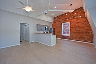 Building Photo - 2228 Kemper Ln