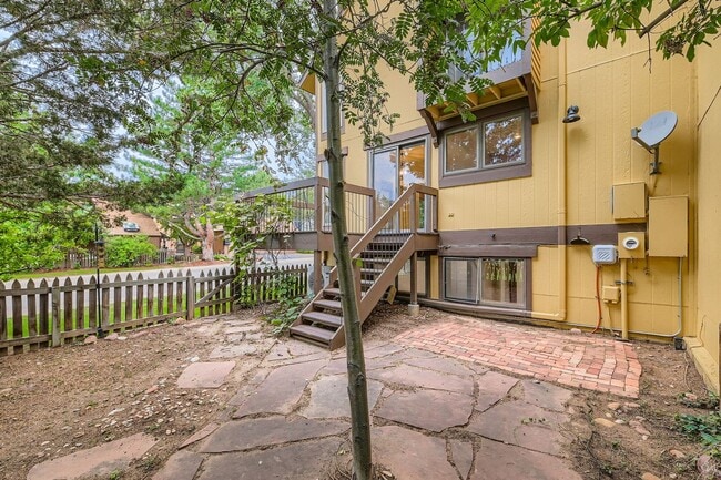 Building Photo - Beautiful 4-Bedroom Home with Mountain Vie...