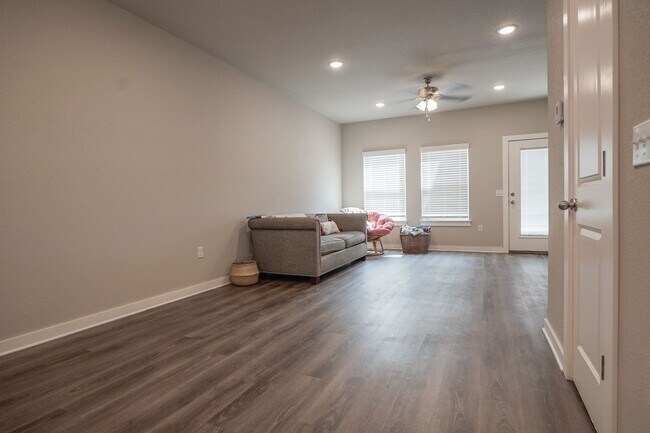 Building Photo - 2 bedroom 2.5 bath home