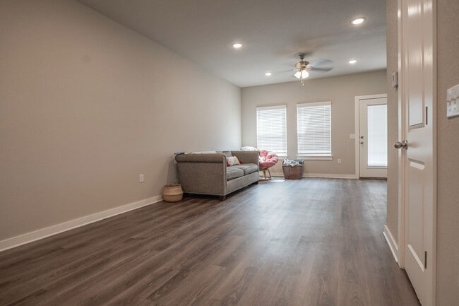 Building Photo - 2 bedroom 2.5 bath home located in Fayetteville, AR