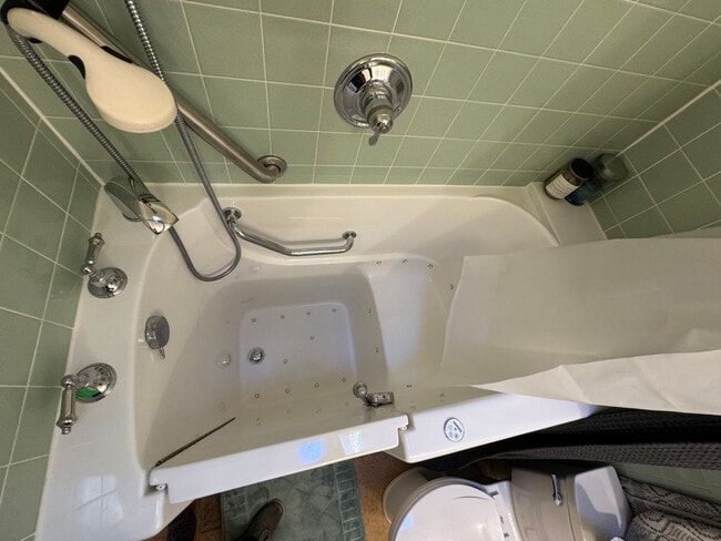 Building Photo - Private Lakewood Home