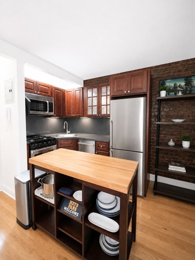 Building Photo - 40 W 85th St