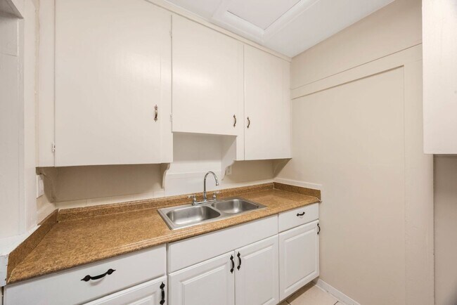 Building Photo - 2242 23rd Ave S