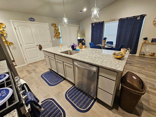 Building Photo - Open & Airy 3 Bedroom/2 Bath Home with Refrigerated Air