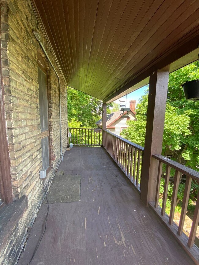 Building Photo - 920 E 5th St