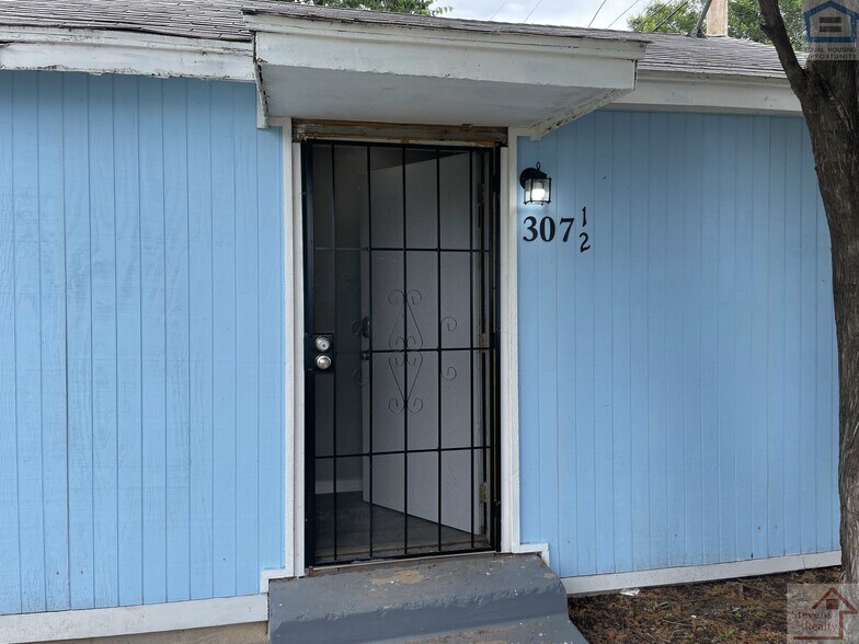 Primary Photo - 307 1/2 SW 19th St