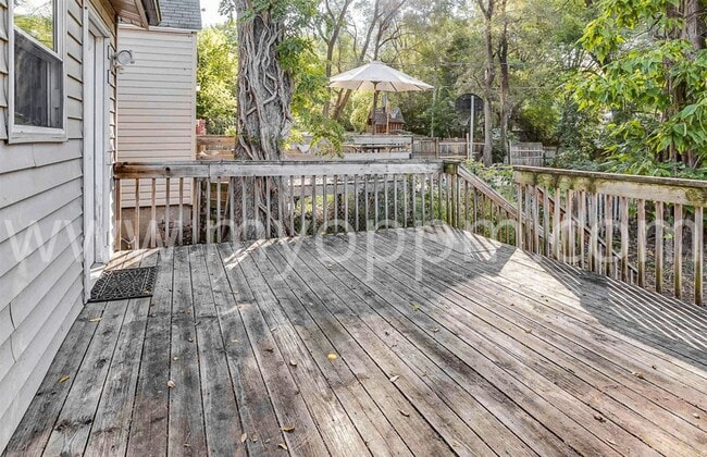 Building Photo - Beautiful 2 Bedroom / 1 Bathroom Home | Ne...