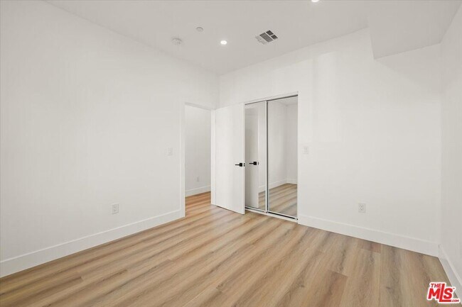 Building Photo - 910 N Hudson Ave