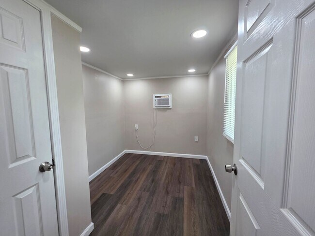 Building Photo - 8676 Sharon Ln