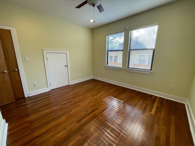 Building Photo - 5bed/3bath house in North Campus