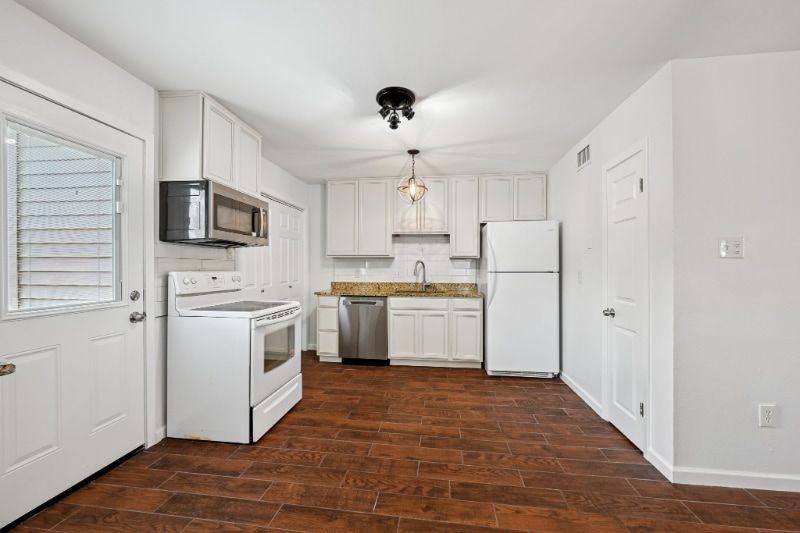 Building Photo - 713 Heavens Dr