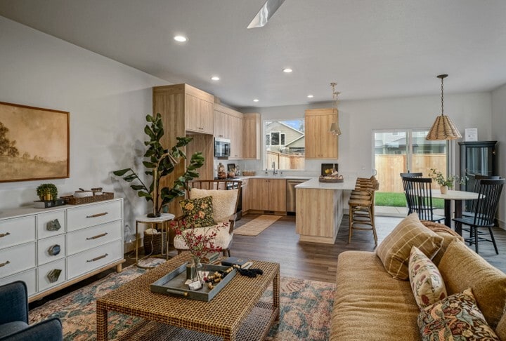 Building Photo - 1321 Oppek St NE