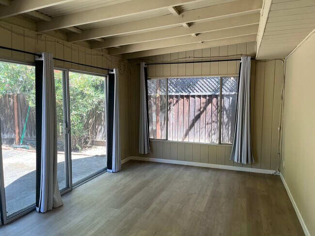 Building Photo - Los Gatos Living Just Minutes from Downtown & New Whole Foods