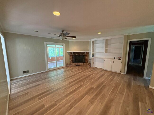 Building Photo - 1442 Maplewood Dr