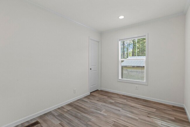 Building Photo - Like New Manufactured Home Available in Hampstead!