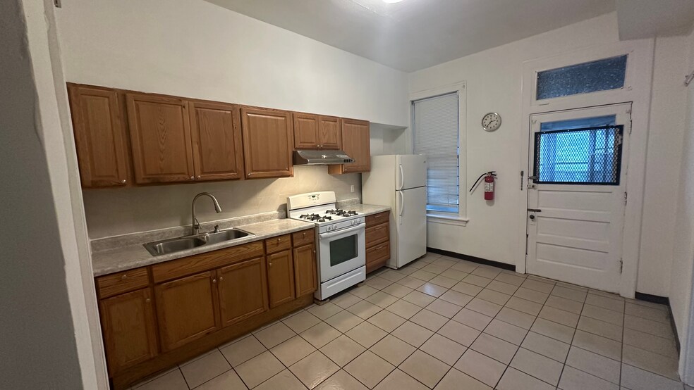 Kitchen - 3146 S Union Ave