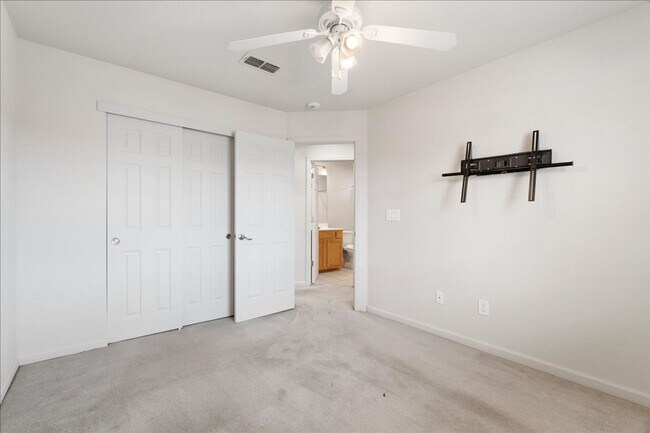 Building Photo - 7 Pewter Ct