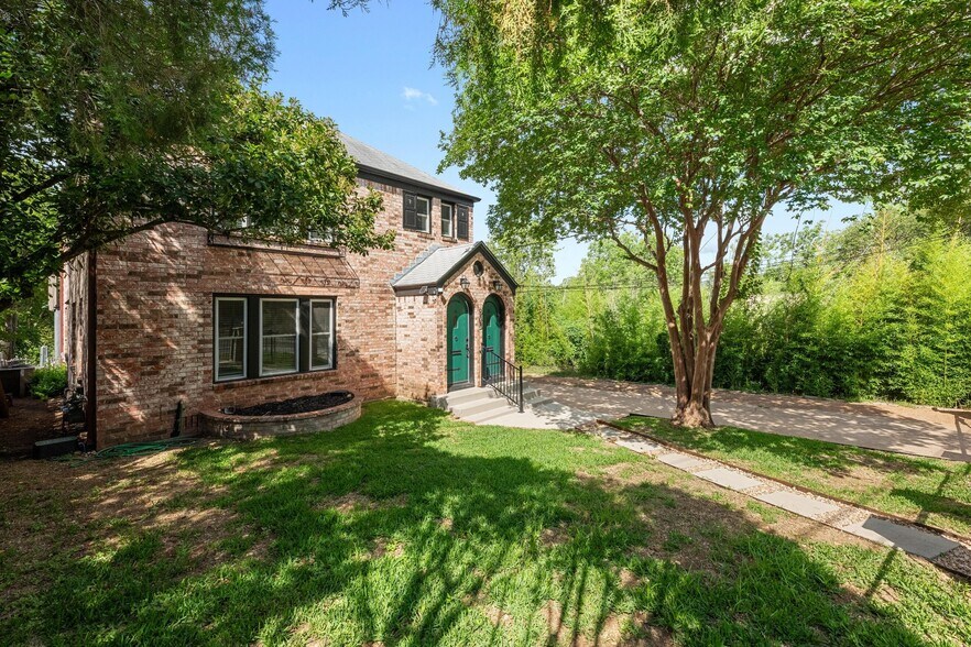 Building Photo - 903 E Live Oak St
