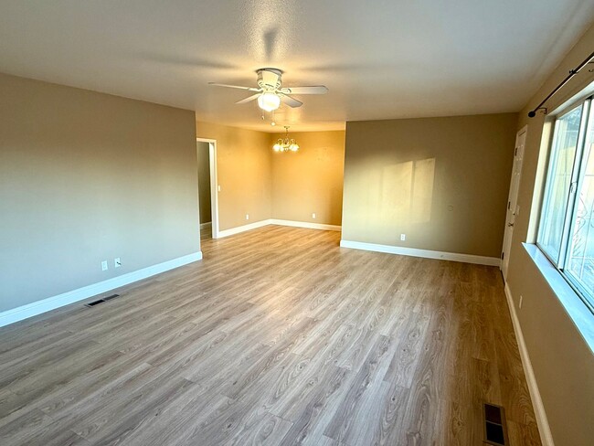 Building Photo - One level duplex in Windsor with 1 Car Garage, Cats Ok!