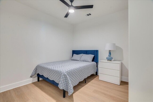 Building Photo - 3000 Duval St