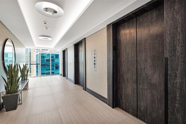 Building Photo - 16485 Collins Ave