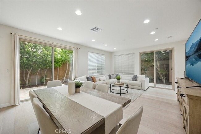 Building Photo - 210 Desert Bloom