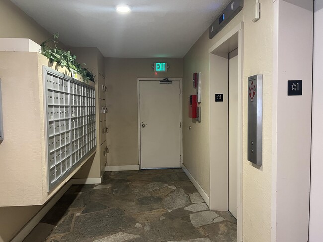Building Photo - 710 Lunalilo St