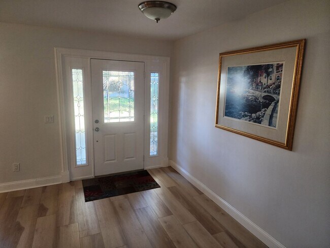 Building Photo - Recently renovated and ready to move in.