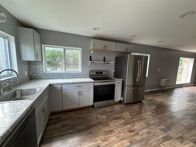 Building Photo - Discover this newly renovated 3-bedroom, 1.5-bath home in Euclid