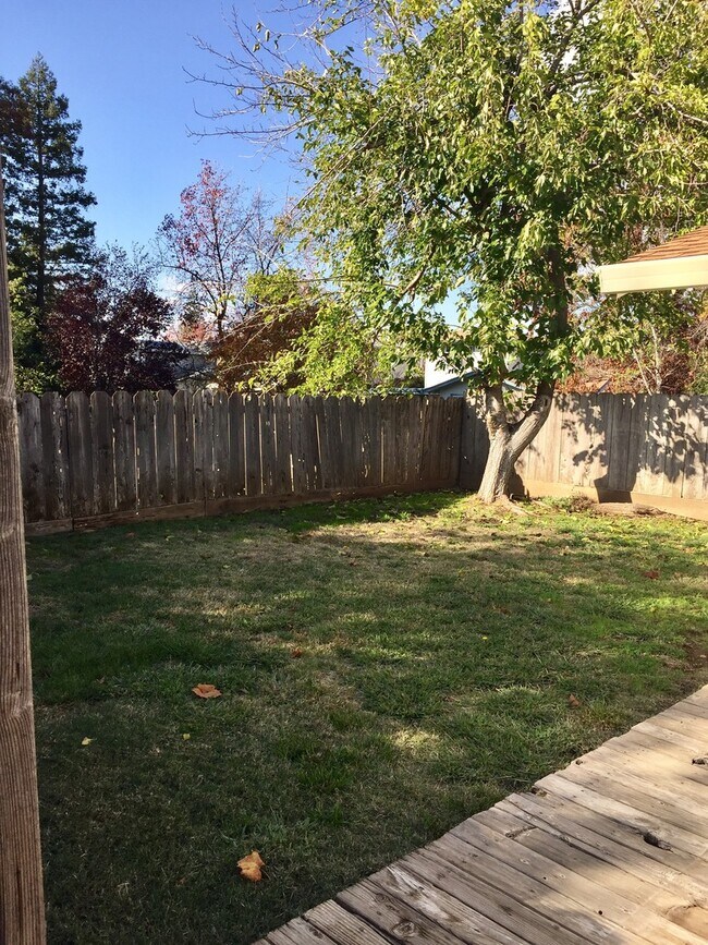 Building Photo - Rare find home with 2-Car Garage, Fenced Yard, with Convenient Location!