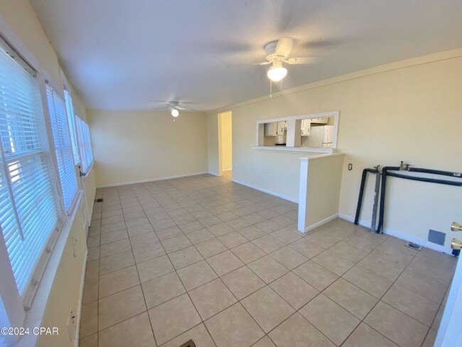 Building Photo - Home Centrally Located in Marianna, FL